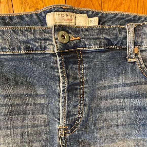 TORRID SKINNY SHORTS‎ - medium WASH WITH RIPPED DESTRUCTION AND FRAYED HEM - Picture 3 of 7